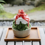 抹茶と苺のかき氷 -杏仁エスプーマ添え-